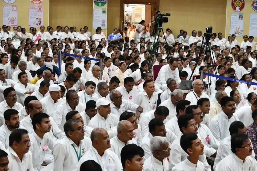 GyanVeenaHall Audience jb