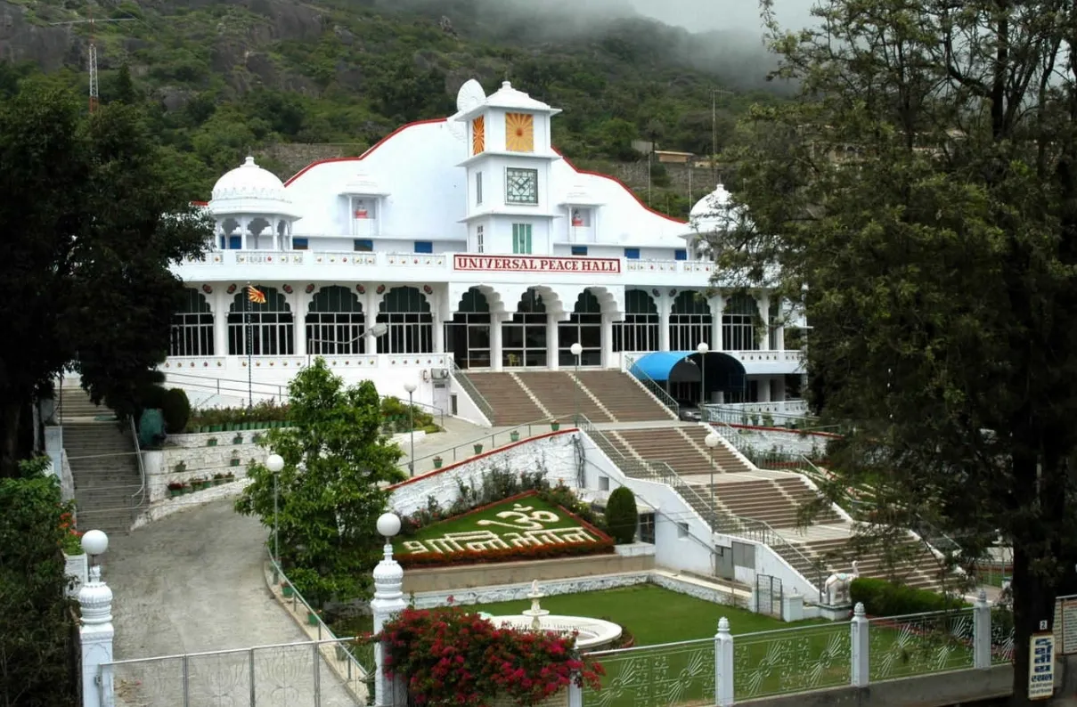1983 The Universal Peace Hall is inaugurated at Mt. Abu
