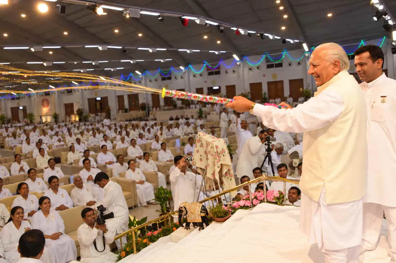 Nirwair Bhaijee with Dadi Prakashmani and the senior spiritual family