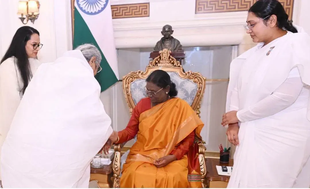Brahma Kumaris Sisters Celebrate Raksha Bandhan with Hon’ble President of India Smt. Droupadi Murmu Ji Brahma Kumaris Sisters Celebrate Raksha Bandhan with Hon’ble President of India Smt. Droupadi Murmu Ji