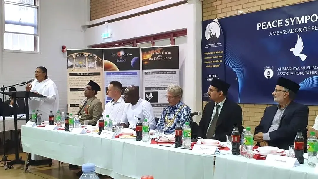 Threads of Peace Weaving Communities Together : Interfaith Reflections in London