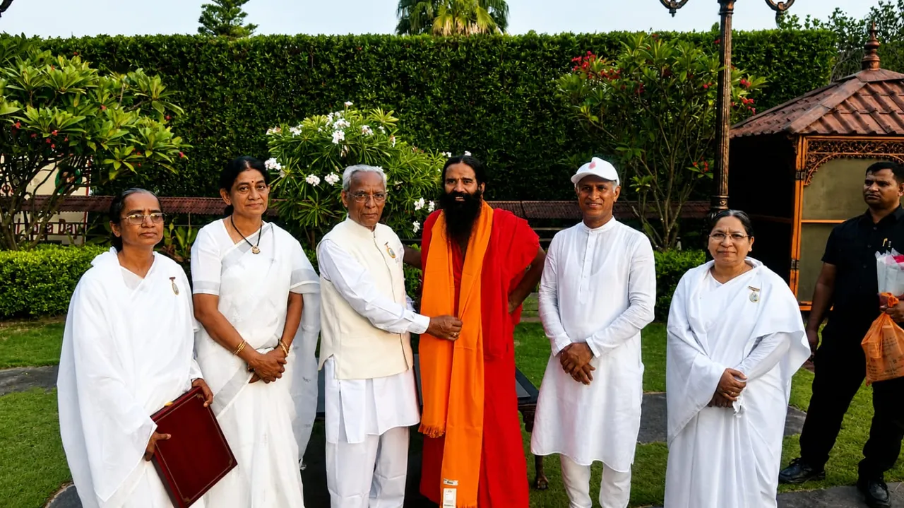 योग दिवस पर नशामुक्त भारत के लिए स्वामी रामदेव से मिले डॉ. बनारसी भाई