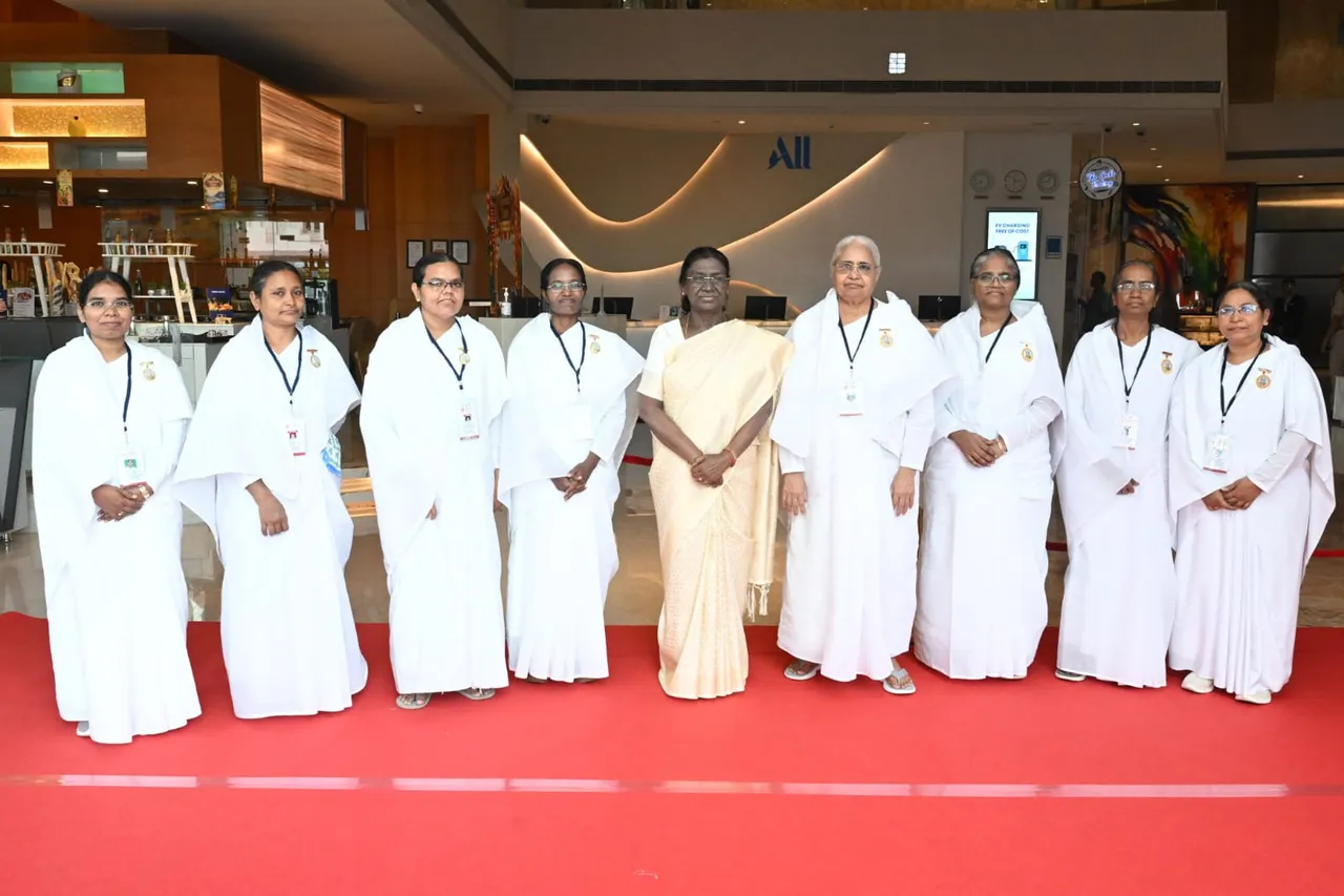 Brahma Kumaris Vijayawada Sisters Meet the Hon’ble President of India, Smt. Droupadi Murmu Ji, in Vijayawada