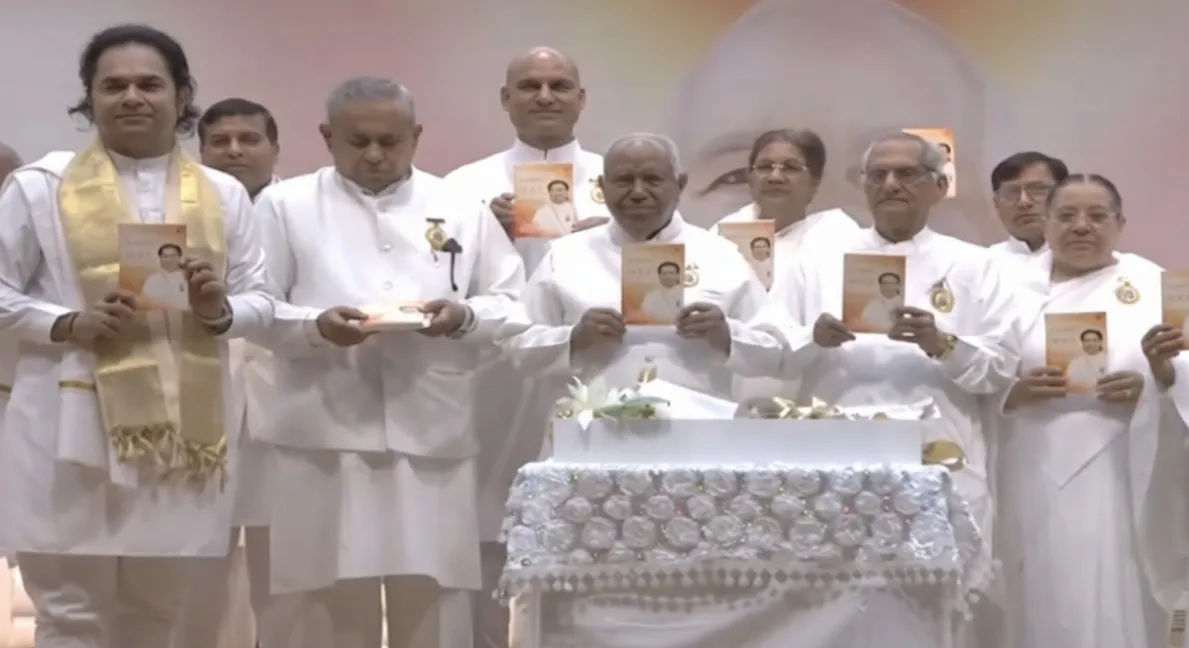 शांतिवन एवं पांडव भवन में बीके निकुंज भाई की पुस्तक "Echoes of the Soul – Reflections for a Conscious Life" का भव्य विमोचन शांतिवन एवं पांडव भवन में बीके निकुंज भाई की पुस्तक "Echoes of the Soul – Reflections for a Conscious Life" का भव्य विमोचन
