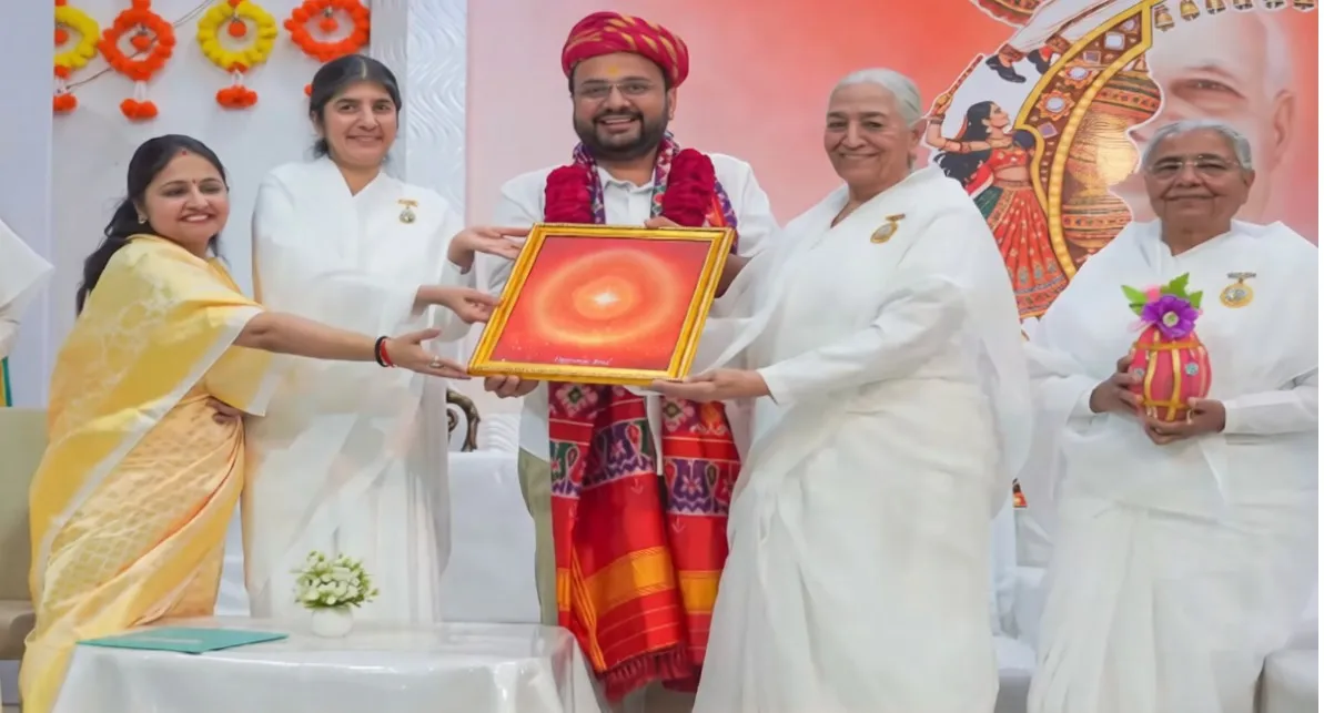 वडोदरा में ब्रह्माकुमारीज़ ने सांसद डॉ. हेमांग जोशी का किया अभिनंदन, बीके शिवानी दीदी ने दिया स्व-शक्ति बढ़ाने का संदेश वडोदरा में ब्रह्माकुमारीज़ ने सांसद डॉ. हेमांग जोशी का किया अभिनंदन, बीके शिवानी दीदी ने दिया स्व-शक्ति बढ़ाने का संदेश