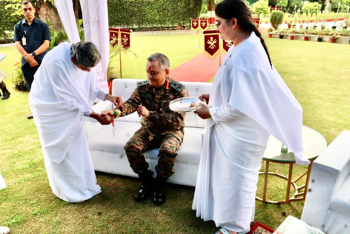 रक्षा बंधन पर ब्रह्माकुमारीज़ ने CDS जनरल अनिल चौहान को बांधी राखी, दिया राष्ट्रीय एकता और शांति का संदेश