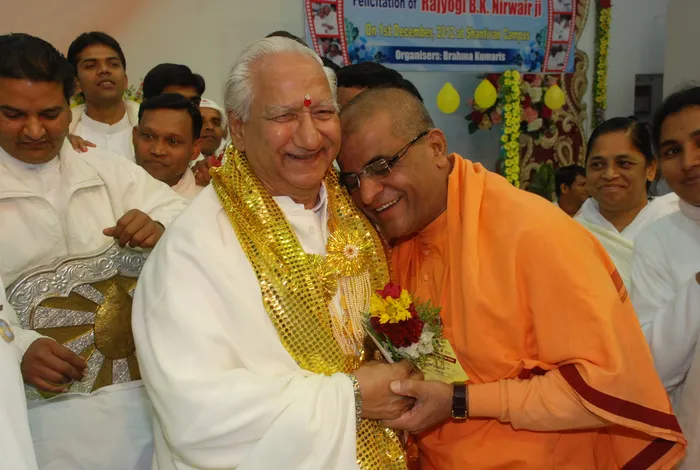19 Nirwair Bhai ji with VIPs