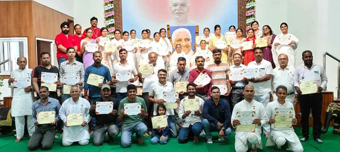 जबलपुर कटंगा कॉलोनी में विश्व बंधुत्व दिवस के उपलक्ष्य में आयोजित रक्तदान शिविर