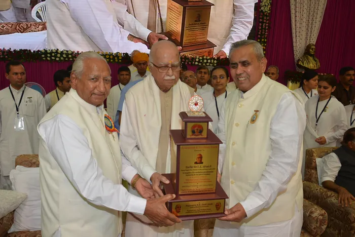 25 Nirwair Bhai ji with VIPs