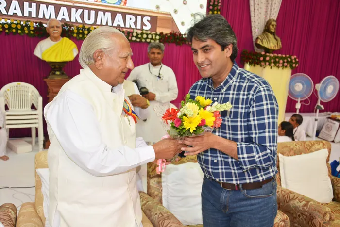 33 Nirwair Bhai ji with VIPs