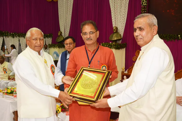 36 Nirwair Bhai ji with VIPs
