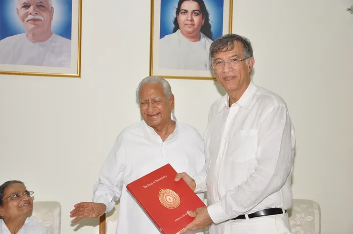 39 Nirwair Bhai ji with VIPs