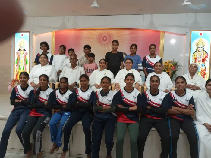 अध्यापक नगर, दिल्ली सेंटर स्नेह मिलन में हॉकी टीम का आध्यात्मिक संगम और प्रेरक मार्गदर्शन