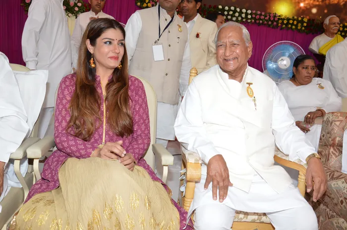 42 Nirwair Bhai ji with VIPs