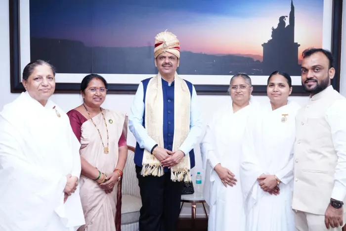 रक्षाबंधन के पावन पर्व पर महाराष्ट्र के मुख्यमंत्री को ब्रह्माकुमारीज् द्वारा राखी बांधकर सम्मानित किया गया