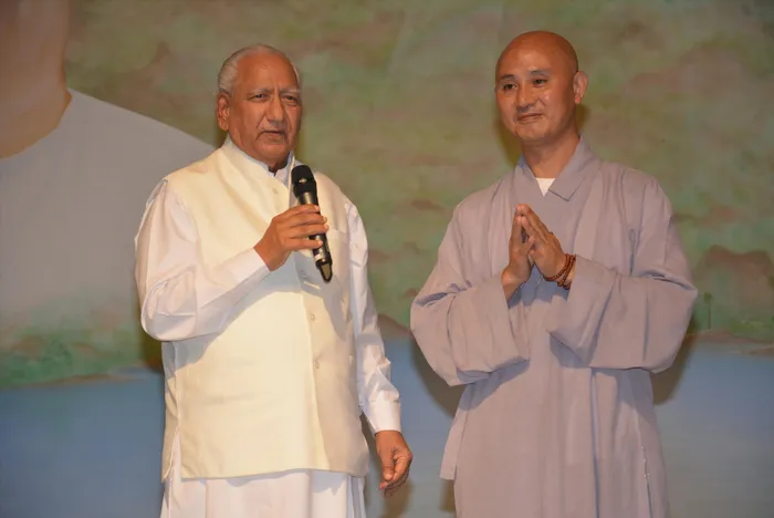 54 Nirwair Bhai ji with VIPs
