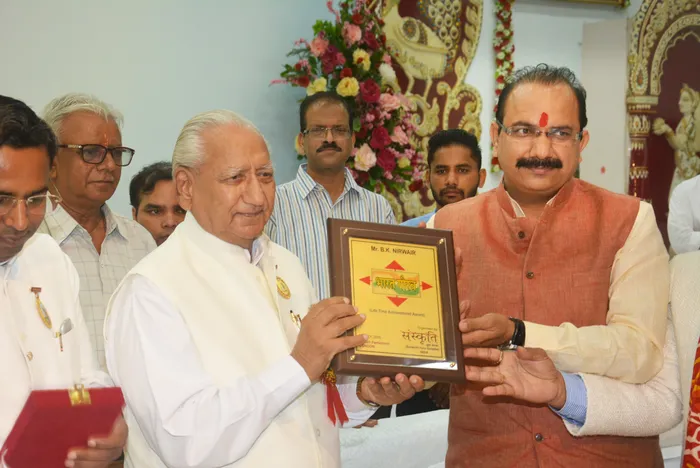 58 Nirwair Bhai ji with VIPs