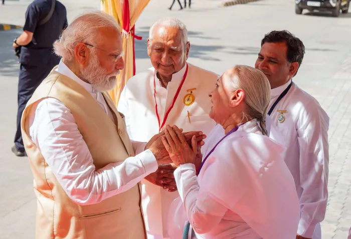 94 Nirwair Bhai ji with VIPs