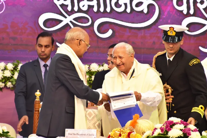 97 Nirwair Bhai ji with VIPs