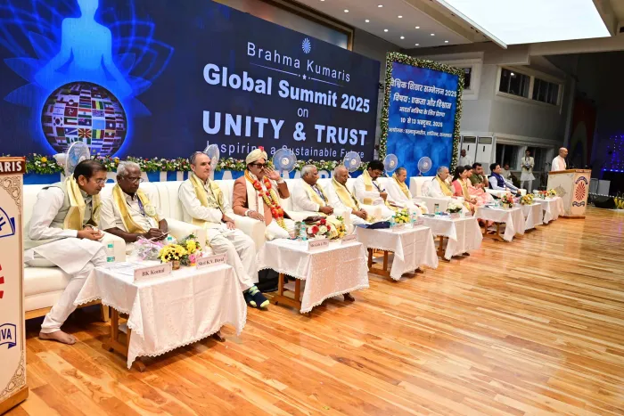 आबूरोड में आरंभ हुआ वैश्विक शिखर सम्मेलन -एकता और विश्वास से सजे प्रेरणादायी विचारों का संगम