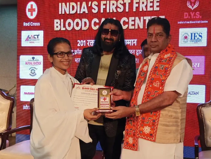 रक्तदान में योगदान हेतु ब्रह्माकुमारीज़ विवेकानंद कॉलोनी सेवा केंद्र की बीके रमा बहन को सम्मानित किया गया