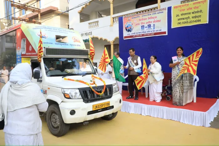 बिलियन मिनट्स ऑफ़ पीस परियोजना के अंतर्गत वडोदरा में शांति रथ को हरी झंडी दिखायी