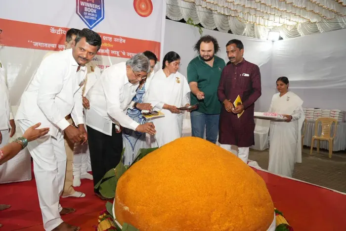 पुणे में “सेवा का उत्सव” — ब्रह्माकुमारी संस्था ने 610 किलो लड्डू से अमितभाई शाह को दी जन्मदिन की अनोखी शुभकामना