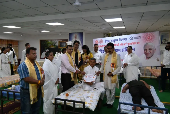 दादी प्रकाशमणि जी की पुण्य स्मृति में इंदौर में विशाल रक्तदान शिविर का आयोजन