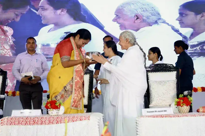दिल्ली, डेरावाल नगर में ईश्वरीय संगम – दिल्ली की सीएम रेखा गुप्ता ने ब्रह्माकुमारीज मंच से दिया आत्मसंतुलन का मंत्र — gallery photo 1