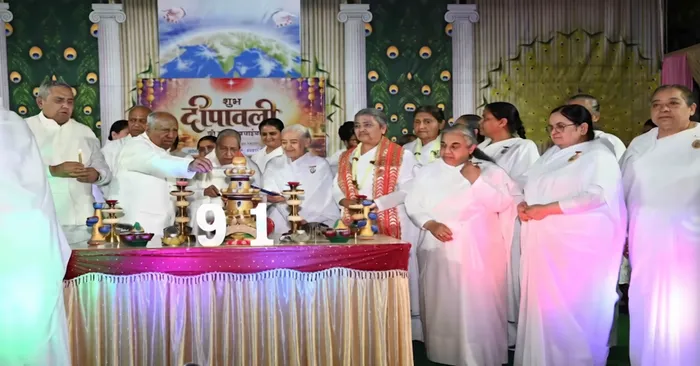 आबू रोड में मनमोहिनी वन और शिवमणि होम में दीपावली का दिव्य उत्सव – दीपों की रोशनी के साथ प्रेम, स्नेह और खुशियों का संदेश — gallery photo 12