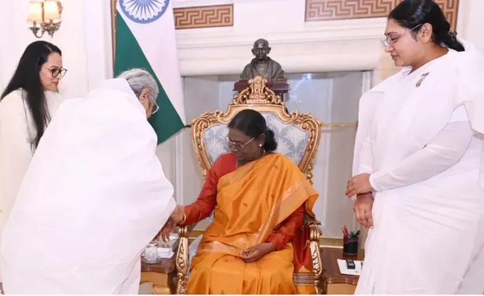 Brahma Kumaris Sisters Celebrate Raksha Bandhan with Hon’ble President of India Smt. Droupadi Murmu Ji Brahma Kumaris Sisters Celebrate Raksha Bandhan with Hon’ble President of India Smt. Droupadi Murmu Ji