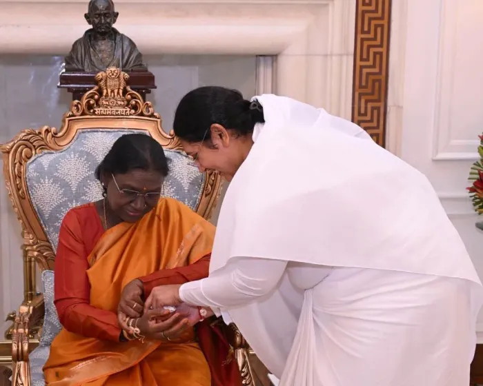 Brahma Kumaris Sisters Celebrate Raksha Bandhan with Hon’ble President of India Smt. Droupadi Murmu Ji — photo gallery 4 Brahma Kumaris Sisters Celebrate Raksha Bandhan with Hon’ble President of India Smt. Droupadi Murmu Ji — photo gallery 4