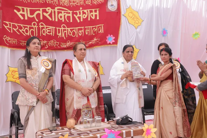 इंदौर (मध्य प्रदेश): आरएसएस के शताब्दी वर्ष के उपलक्ष्य में आयोजित सप्तशक्ति संगम कार्यक्रम में ब्रह्माकुमारी बी.के. शशि दीदी का गरिमामय सम्मान