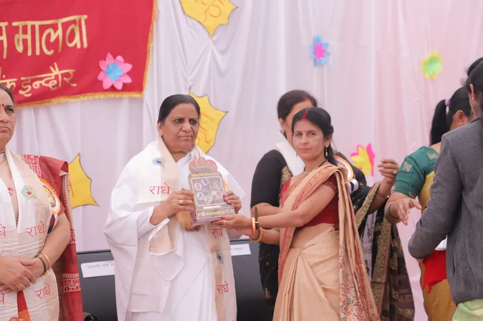 इंदौर (मध्य प्रदेश): आरएसएस के शताब्दी वर्ष के उपलक्ष्य में आयोजित सप्तशक्ति संगम कार्यक्रम में ब्रह्माकुमारी बी.के. शशि दीदी का गरिमामय सम्मान — gallery photo 3