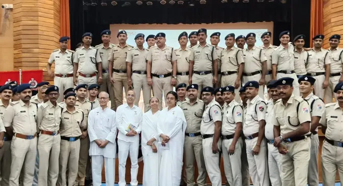 विजय दुर्ग स्थित ईस्टर्न कमांड मुख्यालय में रक्षा कर्मियों के लिए तनाव मुक्ति एवं आंतरिक शक्ति विकास शिविर संपन्न विजय दुर्ग स्थित ईस्टर्न कमांड मुख्यालय में रक्षा कर्मियों के लिए तनाव मुक्ति एवं आंतरिक शक्ति विकास शिविर संपन्न
