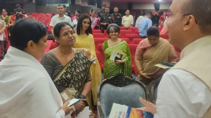 विजय दुर्ग स्थित ईस्टर्न कमांड मुख्यालय में रक्षा कर्मियों के लिए तनाव मुक्ति एवं आंतरिक शक्ति विकास शिविर संपन्न — p… विजय दुर्ग स्थित ईस्टर्न कमांड मुख्यालय में रक्षा कर्मियों के लिए तनाव मुक्ति एवं आंतरिक शक्ति विकास शिविर संपन्न — photo gallery 7