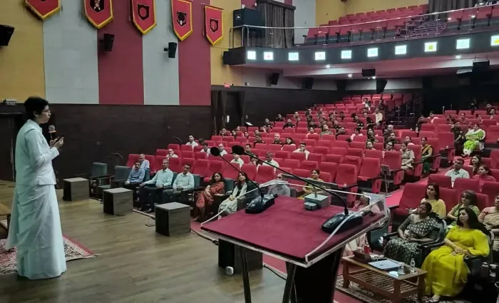 विजय दुर्ग स्थित ईस्टर्न कमांड मुख्यालय में रक्षा कर्मियों के लिए तनाव मुक्ति एवं आंतरिक शक्ति विकास शिविर संपन्न — p… विजय दुर्ग स्थित ईस्टर्न कमांड मुख्यालय में रक्षा कर्मियों के लिए तनाव मुक्ति एवं आंतरिक शक्ति विकास शिविर संपन्न — photo gallery 8
