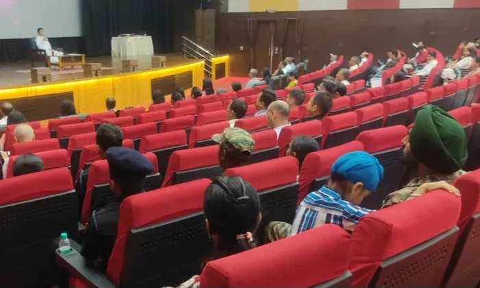 विजय दुर्ग स्थित ईस्टर्न कमांड मुख्यालय में रक्षा कर्मियों के लिए तनाव मुक्ति एवं आंतरिक शक्ति विकास शिविर संपन्न — p… विजय दुर्ग स्थित ईस्टर्न कमांड मुख्यालय में रक्षा कर्मियों के लिए तनाव मुक्ति एवं आंतरिक शक्ति विकास शिविर संपन्न — photo gallery 6