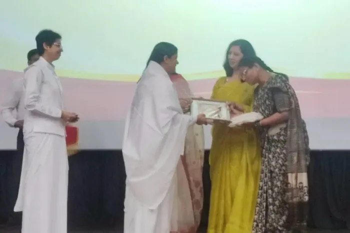 विजय दुर्ग स्थित ईस्टर्न कमांड मुख्यालय में रक्षा कर्मियों के लिए तनाव मुक्ति एवं आंतरिक शक्ति विकास शिविर संपन्न — p… विजय दुर्ग स्थित ईस्टर्न कमांड मुख्यालय में रक्षा कर्मियों के लिए तनाव मुक्ति एवं आंतरिक शक्ति विकास शिविर संपन्न — photo gallery 1