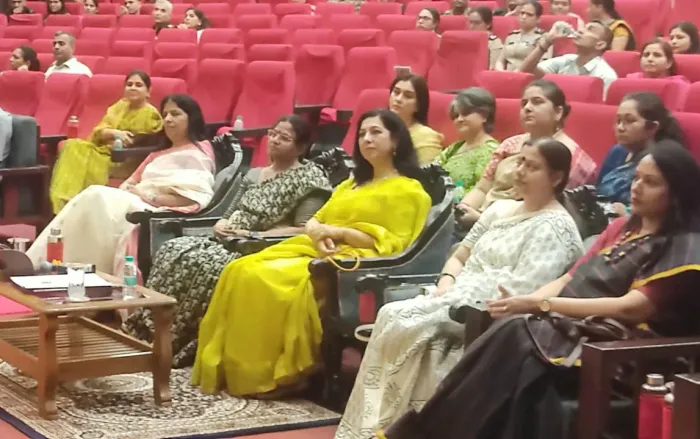 विजय दुर्ग स्थित ईस्टर्न कमांड मुख्यालय में रक्षा कर्मियों के लिए तनाव मुक्ति एवं आंतरिक शक्ति विकास शिविर संपन्न — p… विजय दुर्ग स्थित ईस्टर्न कमांड मुख्यालय में रक्षा कर्मियों के लिए तनाव मुक्ति एवं आंतरिक शक्ति विकास शिविर संपन्न — photo gallery 5