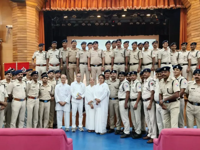 विजय दुर्ग स्थित ईस्टर्न कमांड मुख्यालय में रक्षा कर्मियों के लिए तनाव मुक्ति एवं आंतरिक शक्ति विकास शिविर संपन्न — gallery photo 10