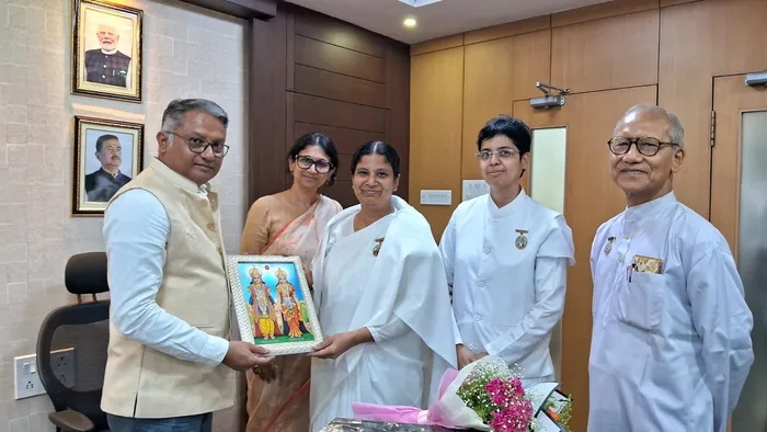 पश्चिम बंगाल के उच्च एवं तकनीकी शिक्षा मंत्री श्री जगन्नाथ चट्टोपाध्याय से ब्रह्माकुमारी बहनों की स्नेह मुलाकात — pho… पश्चिम बंगाल के उच्च एवं तकनीकी शिक्षा मंत्री श्री जगन्नाथ चट्टोपाध्याय से ब्रह्माकुमारी बहनों की स्नेह मुलाकात — photo gallery 2