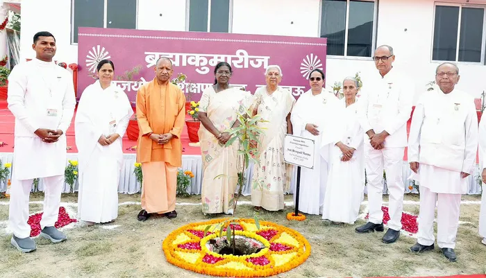 लखनऊ बना आध्यात्मिक ऊर्जा का केंद्र: राष्ट्रपति मुर्मु जी ने जगाया एकता और विश्वास का प्रकाश — gallery photo 4
