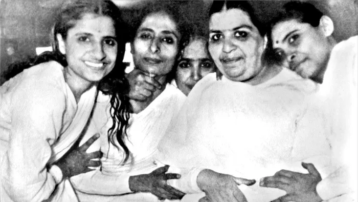 Mamma dadiji and sister.jpg