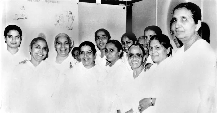 Mamma welcomed by students.jpg