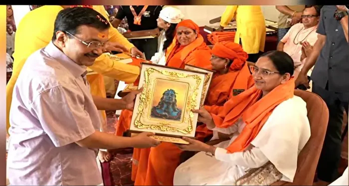 पंजाब के मुकेरियां में आयोजित 'एक शाम भगवान शिव के नाम' कार्यक्रम में ब्रह्मकुमारी बहनों का सम्मान — photo gallery 2 पंजाब के मुकेरियां में आयोजित 'एक शाम भगवान शिव के नाम' कार्यक्रम में ब्रह्मकुमारी बहनों का सम्मान — photo gallery 2