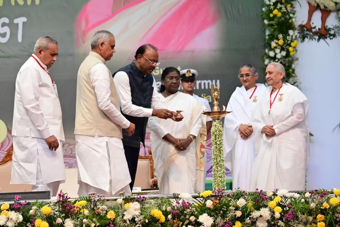 विश्व शांति सरोवर, नागपुर में “एकता और विश्वास के माध्यम से स्वर्णिम महाराष्ट्र” अभियान का भव्य शुभारंभ — article pho… विश्व शांति सरोवर, नागपुर में “एकता और विश्वास के माध्यम से स्वर्णिम महाराष्ट्र” अभियान का भव्य शुभारंभ — article photo 7