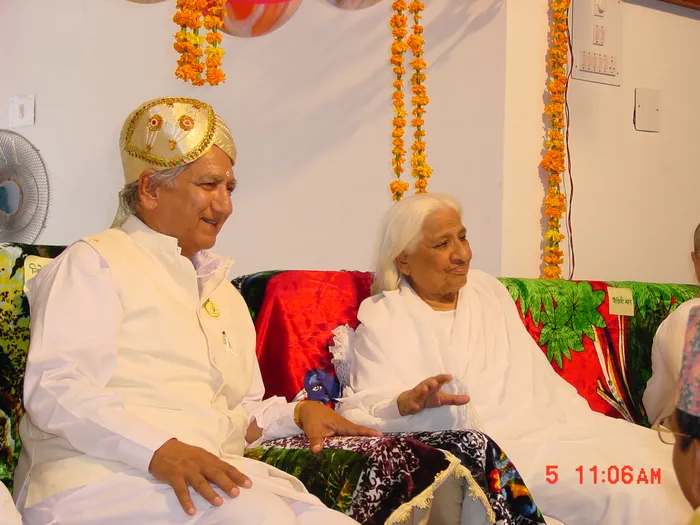 Nirwair Bhai with Dadi Prakashmani Ji (2)