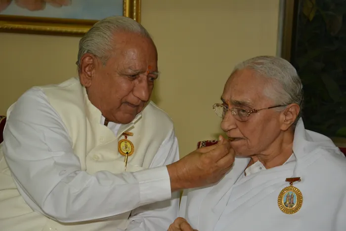 Nirwair Bhai with Dadi Ratanmohini Ji (3)