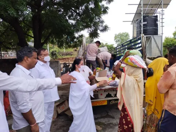 पालि में आदिवासी क्षेत्र में खाद्य सामग्री एवं अध्ययन सामग्री का वितरण